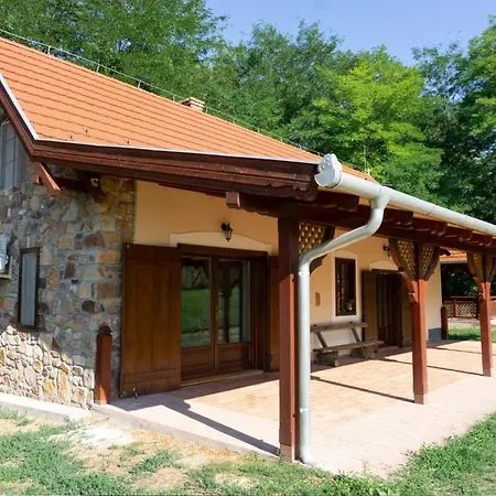 Feketebacs Nyaralohaz Holiday home Kaptalantoti
